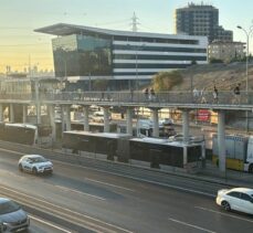 Beylikdüzü-Söğütlüçeşme seferini yapan metrobüsün lastiği patladı