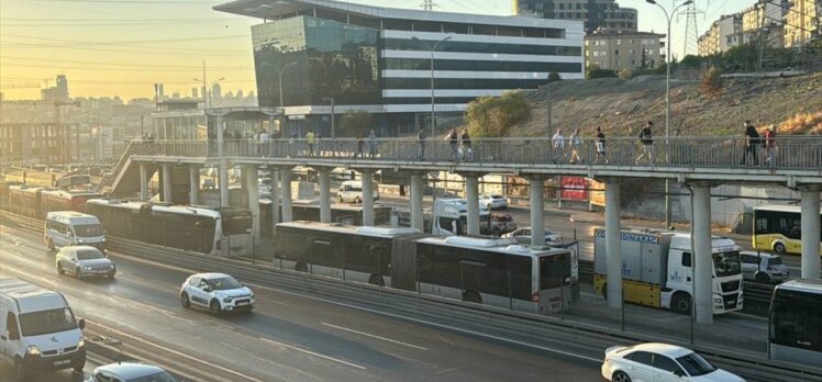 Beylikdüzü-Söğütlüçeşme seferini yapan metrobüsün lastiği patladı