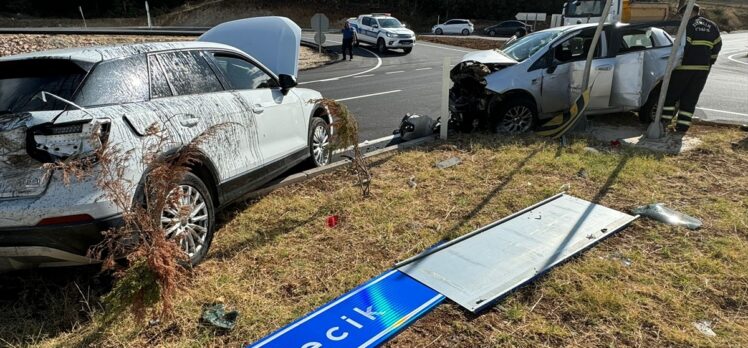 Bilecik'te iki otomobilin çarpıştığı kazada 5 kişi yaralandı