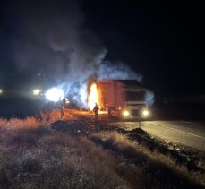 Bingöl'de seyir halindeki tır alev aldı