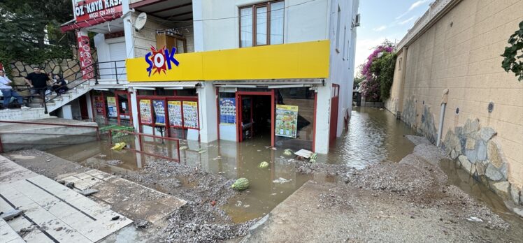 Bodrum'da isale hattının patlaması sonucu bir marketi su bastı