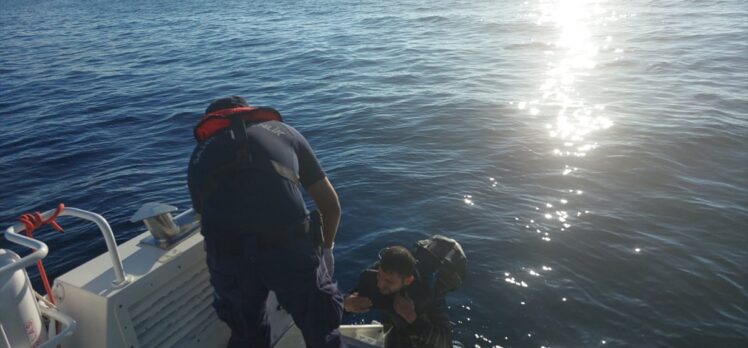 Bodrum'da yüzerek yurt dışına geçmeye çalışan düzensiz göçmen yakalandı