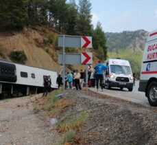 Burdur'da yolcu otobüsünün tıra çarpıp şarampole devrildiği kazada 8 kişi yaralandı