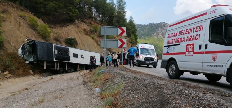 Burdur'da yolcu otobüsünün tıra çarpıp şarampole devrildiği kazada 8 kişi yaralandı