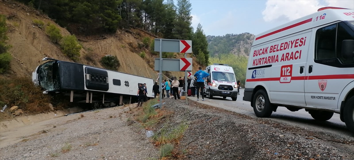 Burdur'da yolcu otobüsünün tıra çarpıp şarampole devrildiği kazada 8 kişi yaralandı