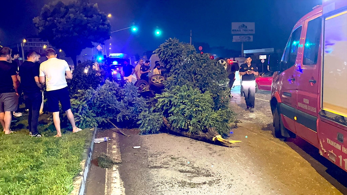 Bursa'da reklam panosuyla ağaçlara çarparak devrilen otomobildeki iki kişi yaralandı