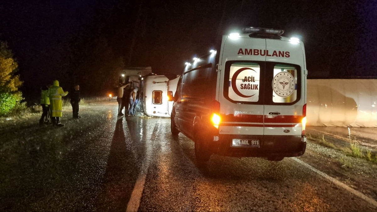 Çorum'da devrilen tırdaki 2 kişi yaralandı