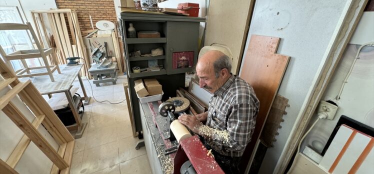 Çorumlu marangoz, ailesinin asırlık mesleğini üçüncü kuşak olarak sürdürüyor