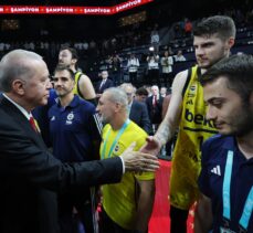 Cumhurbaşkanı Erdoğan, Anadolu Efes'e şampiyonluk kupasını verdi