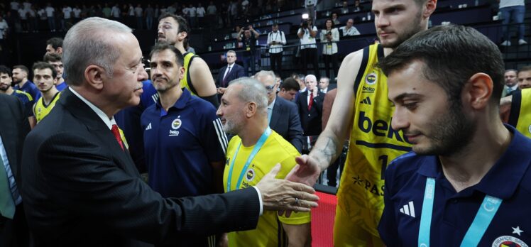 Cumhurbaşkanı Erdoğan, Anadolu Efes'e şampiyonluk kupasını verdi