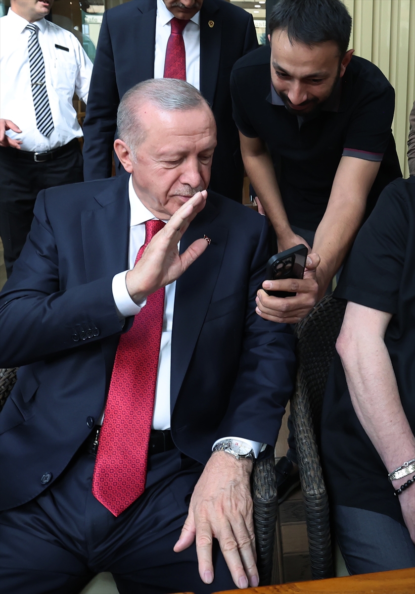 Cumhurbaşkanı Erdoğan pastanede vatandaşlarla sohbet etti