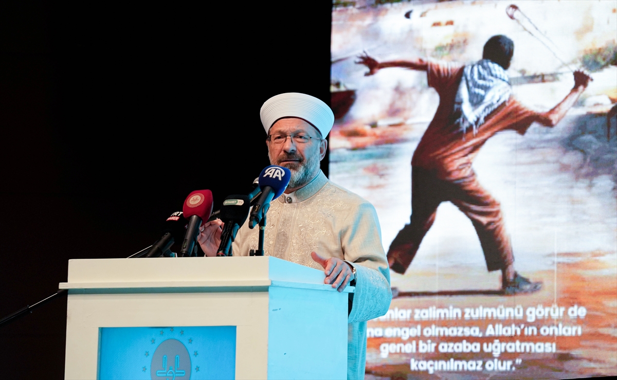 Diyanet İşleri Başkanı Erbaş, İzmir'deki Mevlid-i Nebi Haftası Programı'nda konuştu: