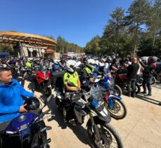 Düzce'de güvenli sürüşe dikkati çeken motosikletliler konvoy oluşturup Korugöl'ü gezdi