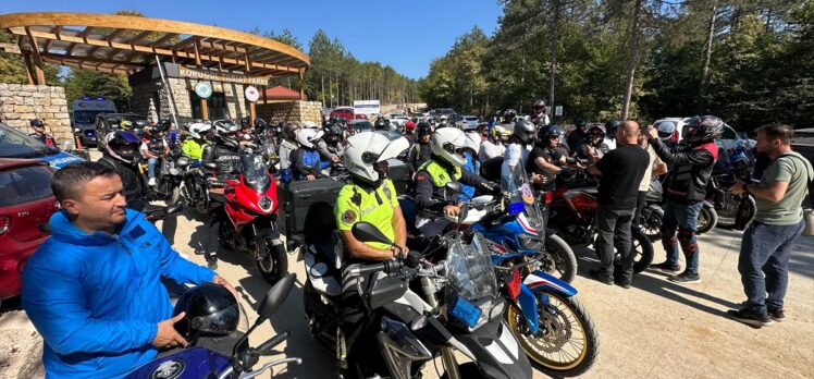 Düzce'de güvenli sürüşe dikkati çeken motosikletliler konvoy oluşturup Korugöl'ü gezdi