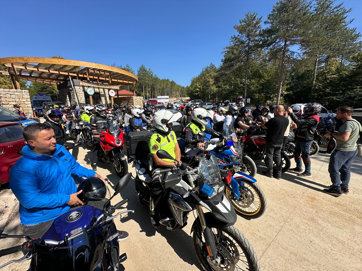 Düzce'de güvenli sürüşe dikkati çeken motosikletliler konvoy oluşturup Korugöl'ü gezdi