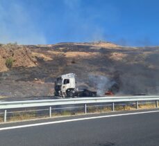 Erzincan'da seyir halinde alev alan tır kullanılamaz hale geldi