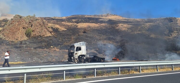 Erzincan'da seyir halinde alev alan tır kullanılamaz hale geldi