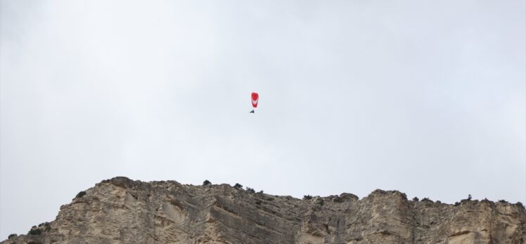 Erzurum semalarında wingsuit uçuşu ve akrobasi gösterisi