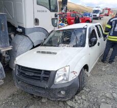 Erzurum'da hafriyat kamyonu ile pikabın çarpıştığı kazada 3 kişi öldü, 2 kişi yaralandı