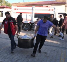 Erzurum'da şehit babası, devlet korumasındaki çocuklara yetiştirdiği mısırlardan ikram etti