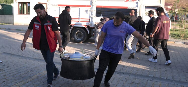 Erzurum'da şehit babası, devlet korumasındaki çocuklara yetiştirdiği mısırlardan ikram etti