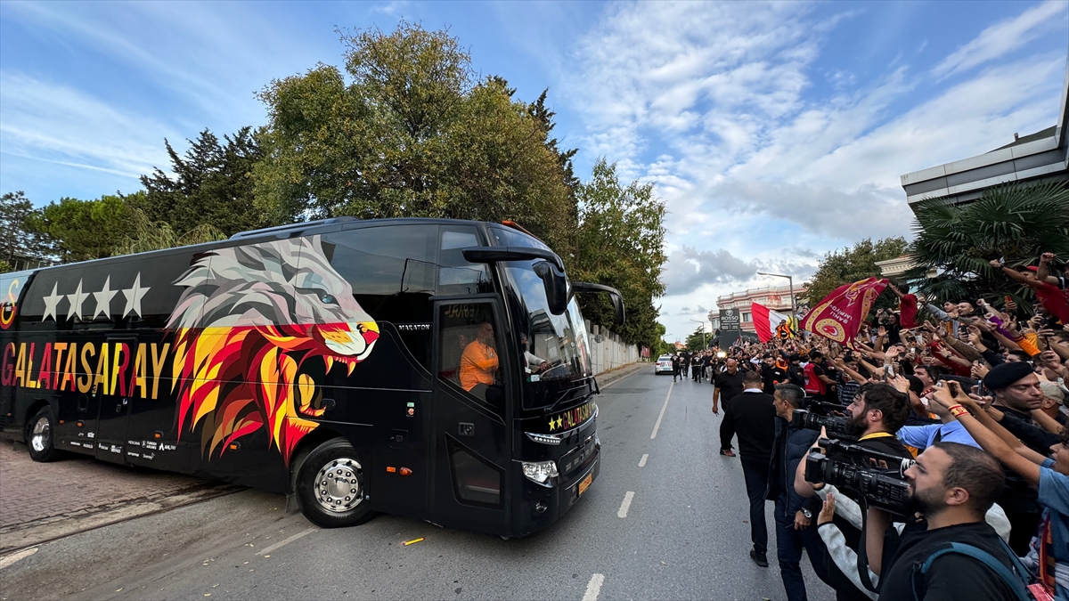 Galatasaray, Fenerbahçe ile yapacağı maç için Kadıköy'e hareket etti