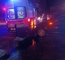 Gaziantep'te ambulansla otomobilin çarpıştığı kazada 2 kişi yaralandı