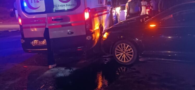 Gaziantep'te ambulansla otomobilin çarpıştığı kazada 2 kişi yaralandı