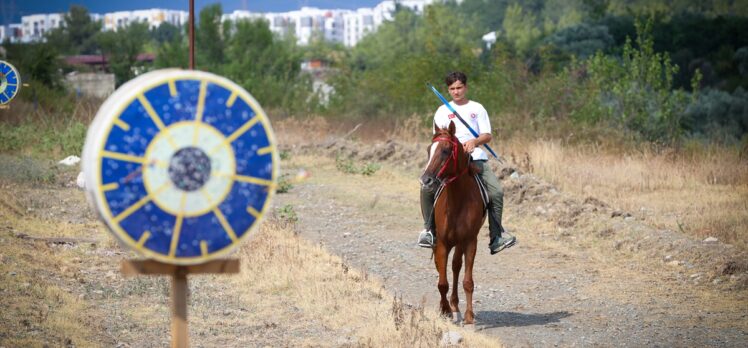 Genç sporcu Arda, atlı okçulukta “şampiyonluklar” istiyor