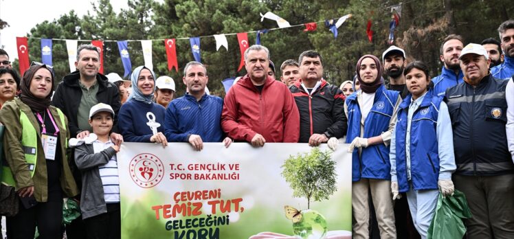 Bakan Bak, Aydos Ormanı'nda “Dünya Temizlik Günü” etkinliğine katıldı