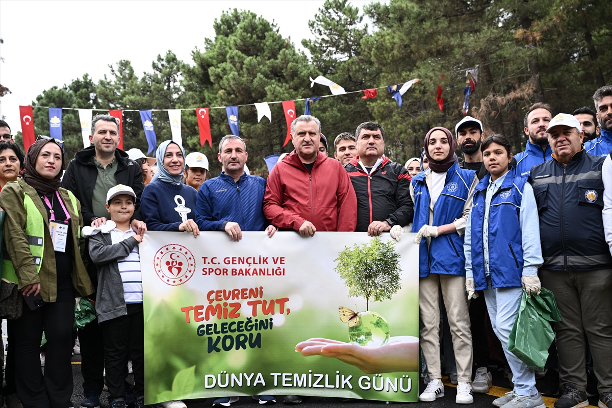 Bakan Bak, Aydos Ormanı'nda “Dünya Temizlik Günü” etkinliğine katıldı