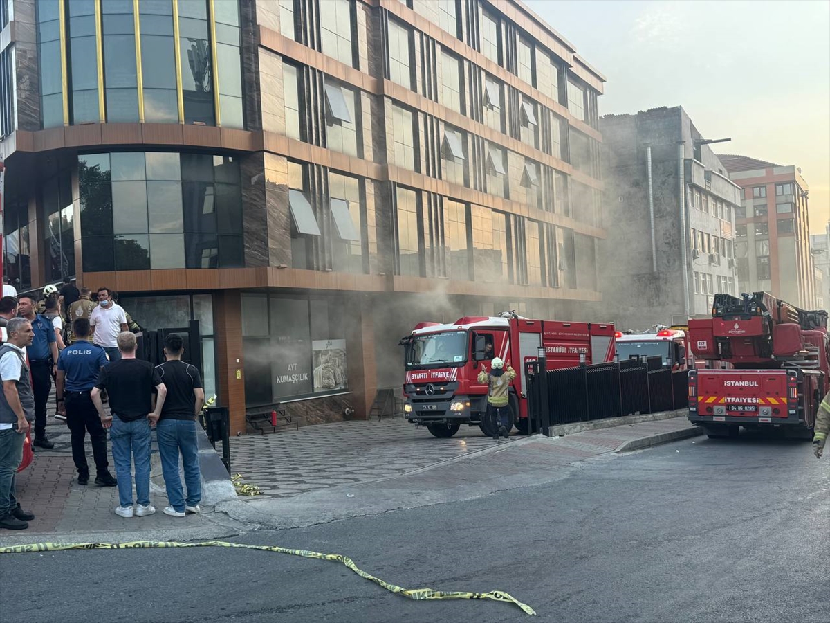 Güngören'de kumaş imalathanesinde çıkan yangında hasar oluştu