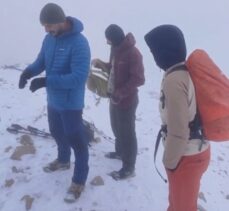 Hakkari'de Cilo Dağı'na tırmanan dağcılar kara yağışına yakalandı