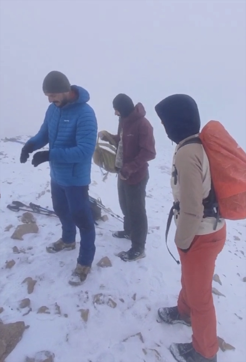 Hakkari'de Cilo Dağı'na tırmanan dağcılar kara yağışına yakalandı