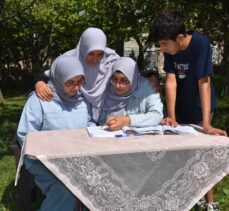 İkizinden ayrılmamak için üniversite hayalini bir yıl erteledi