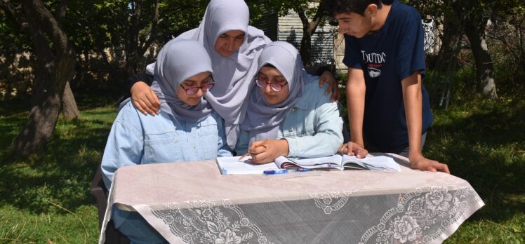 İkizinden ayrılmamak için üniversite hayalini bir yıl erteledi