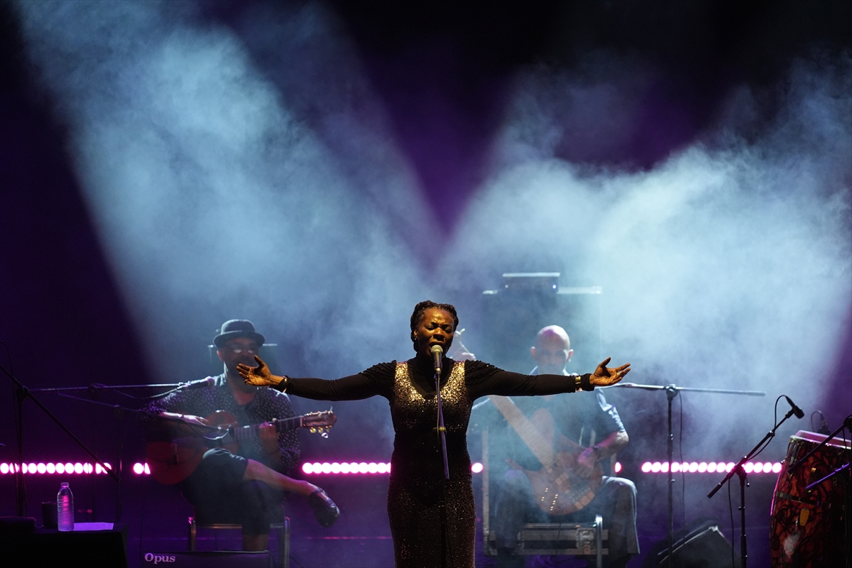 İspanyol şarkıcı Buika, İzmir'de konser verdi