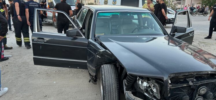 Isparta'da iki otomobilin çarpıştığı kazada 5 kişi yaralandı