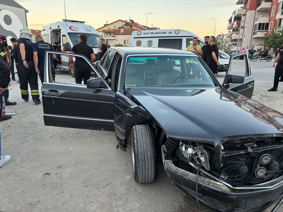 Isparta'da iki otomobilin çarpıştığı kazada 5 kişi yaralandı