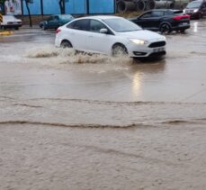 Isparta'da sağanak, hayatı olumsuz etkiledi