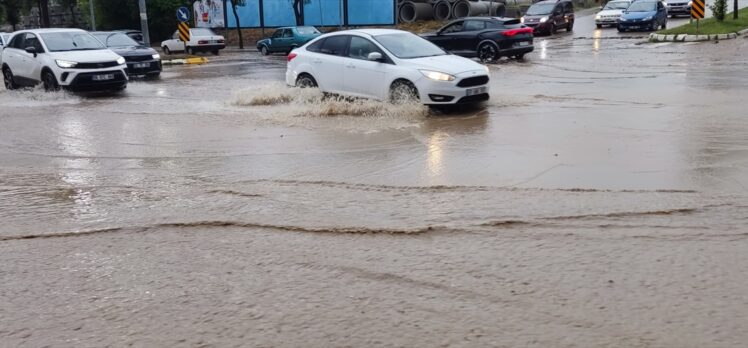 Isparta'da sağanak, hayatı olumsuz etkiledi