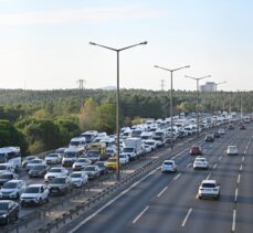 İstanbul'da haftanın dördüncü iş gününde trafikte yoğunluk yaşanıyor