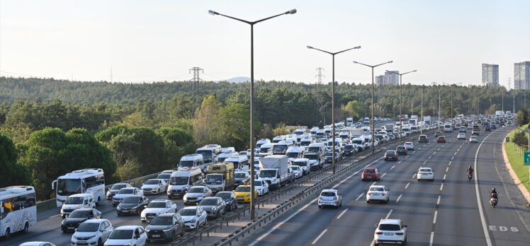 İstanbul'da haftanın dördüncü iş gününde trafikte yoğunluk yaşanıyor