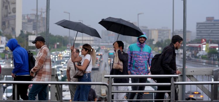 İstanbul'da haftanın ilk iş günü yağışın da etkisiyle trafik yoğunluğu arttı