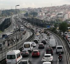 İstanbul'da haftanın son mesai gününde trafik yoğunluğu yaşanıyor