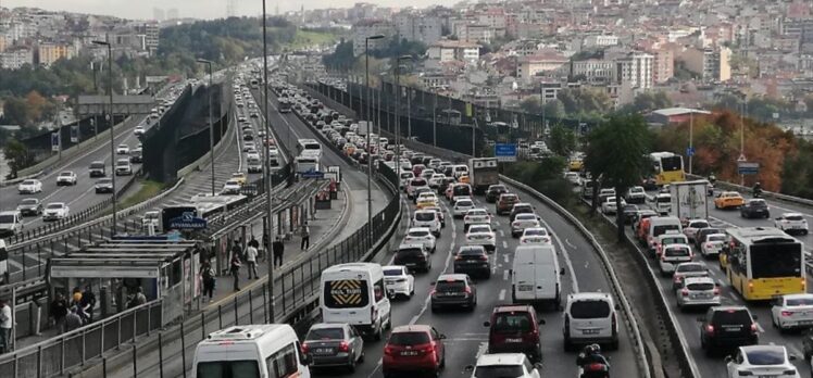 İstanbul'da haftanın son mesai gününde trafik yoğunluğu yaşanıyor