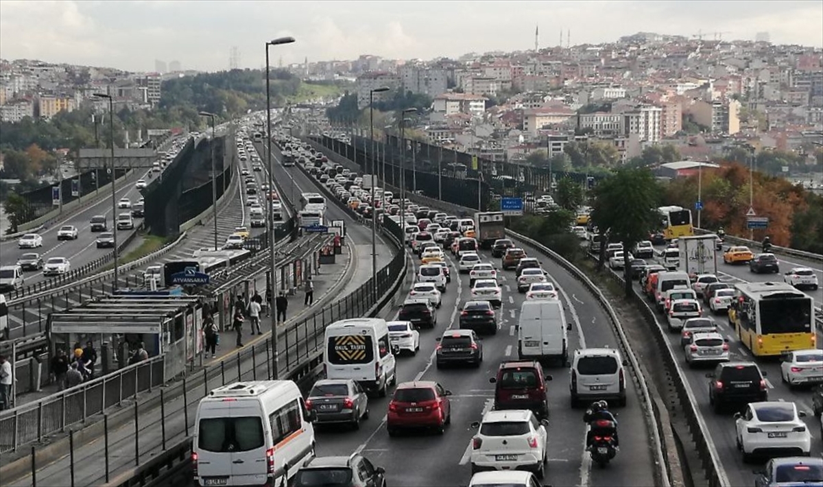 İstanbul'da haftanın son mesai gününde trafik yoğunluğu yaşanıyor