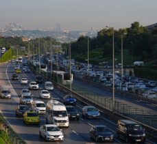 İstanbul'da haftanın son mesai gününde trafik yoğunluğu yaşanıyor