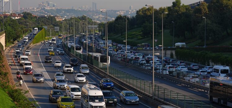 İstanbul'da haftanın son mesai gününde trafik yoğunluğu yaşanıyor