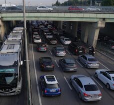 İstanbul'da sabah saatlerinde trafik yoğunluğu yaşanıyor